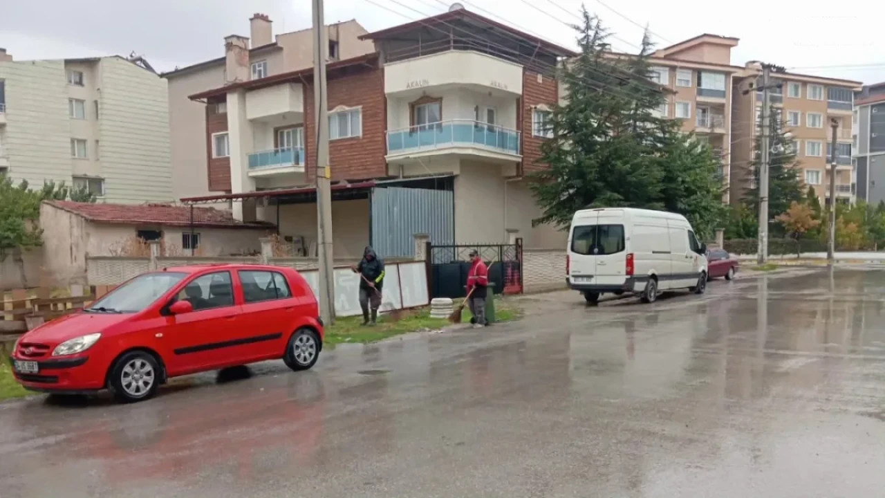 Bolvadin Belediyesi’nden İhsaniye ve Yakupşevki Paşa Mahallelerinde Kapsamlı Temizlik Çalışması