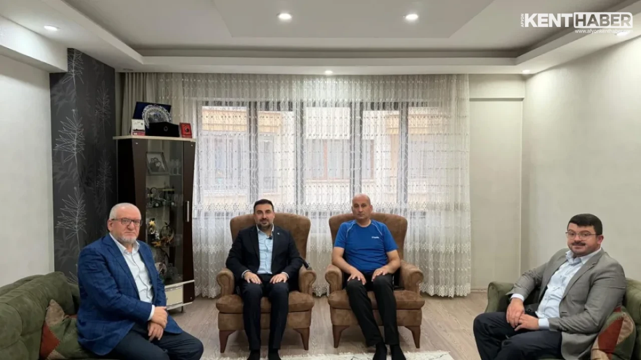 AK Parti Afyonkarahisar İl Başkanı Dr. Özgür Kavak’tan Başkan İsmail Kumartaşlı’ya Geçmiş Olsun Ziyareti