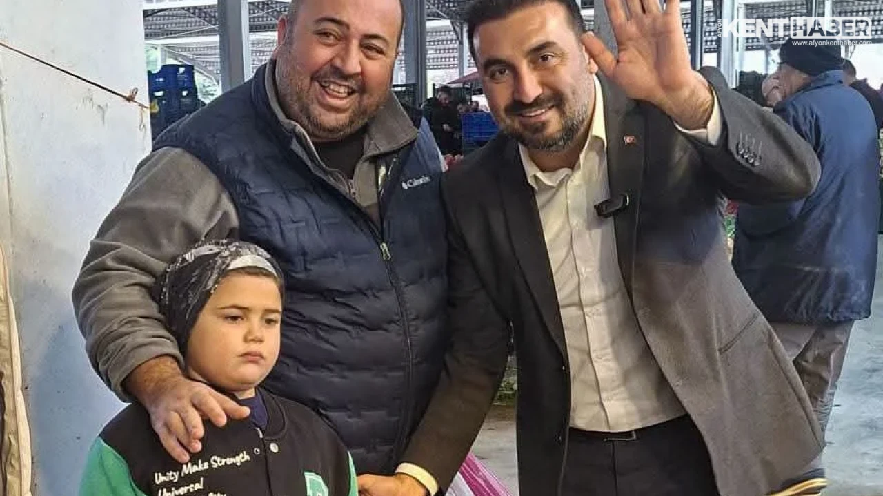 AK Parti Afyonkarahisar İl Başkanı Dr. Özgür Kavak Fuar Alanı Cumartesi Pazarı'nı Ziyaret Etti - Detay Görsel 1