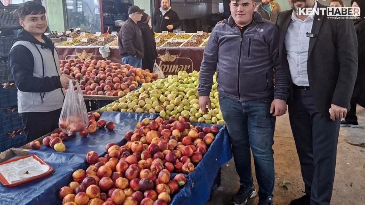 AK Parti Afyonkarahisar İl Başkanı Dr. Özgür Kavak Fuar Alanı Cumartesi Pazarı'nı Ziyaret Etti - Detay Görsel 3