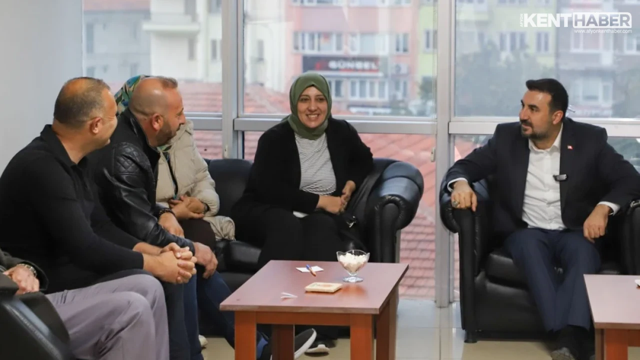 AK Parti Afyonkarahisar İl Başkanı Özgür Kavak Tebrikleri Kabul Edip Vatandaşları Dinliyor - Detay Görsel 1