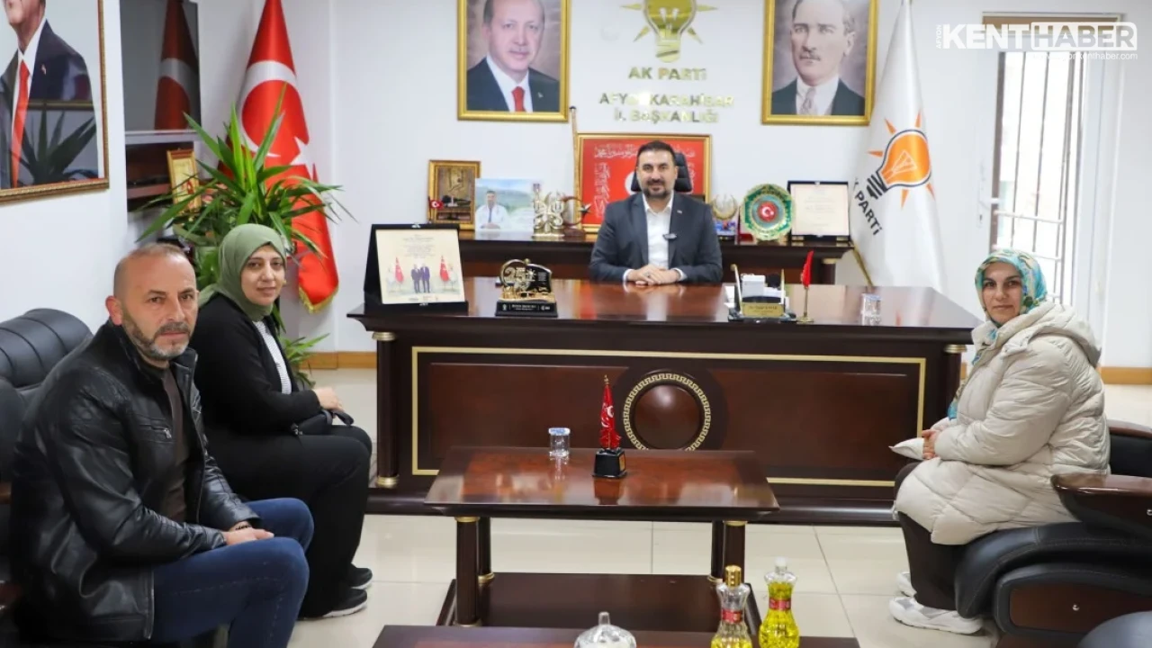 AK Parti Afyonkarahisar İl Başkanı Özgür Kavak Tebrikleri Kabul Edip Vatandaşları Dinliyor - Detay Görsel 3