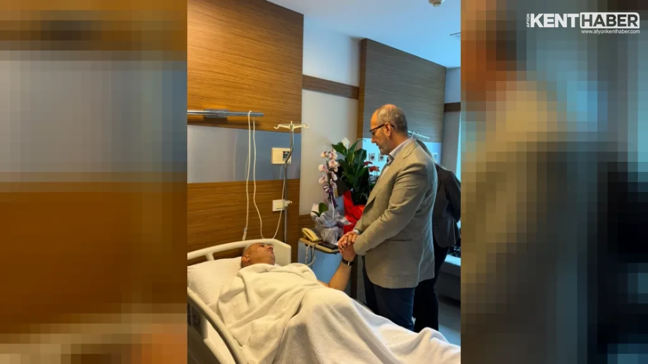 İl Sağlık Müdürü Dr. Hakkı Öztürk’ten Hastanede Tedavi Gören İsmail Kumartaşlı’ya Geçmiş Olsun Ziyareti