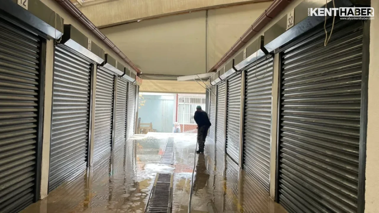 Emirdağ’da Kapalı Pazar Alanında Düzenli Temizlik Çalışması Gerçekleştirildi