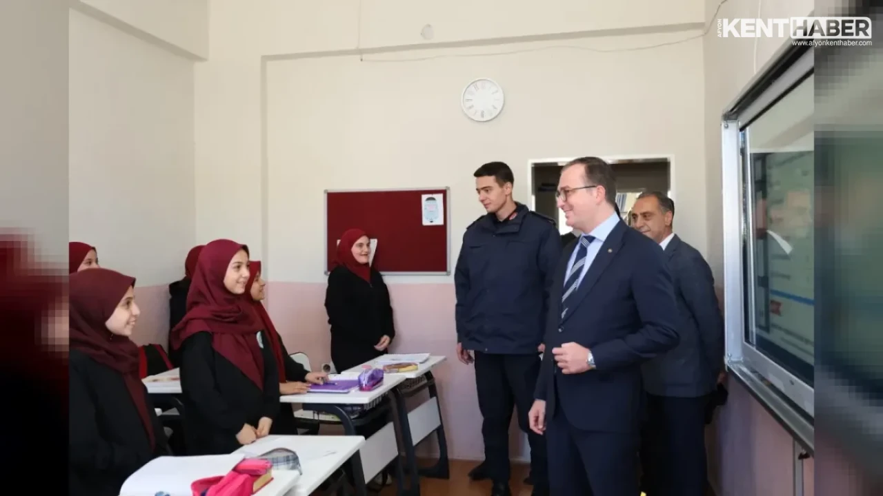 Dinar Kaymakamı Mehmet Naim Akgül Şehit Şükrü Bayrakcı Hafız İmam Hatip Ortaokulunu Ziyaret Etti