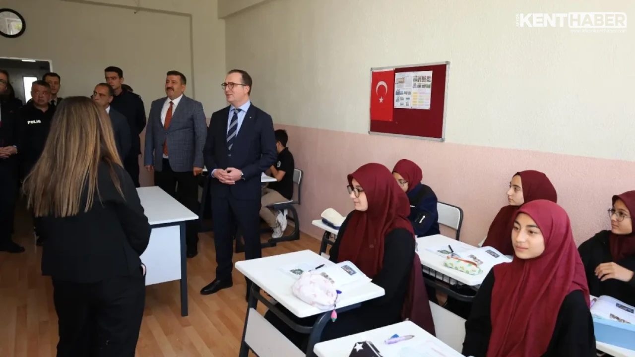 Dinar Kaymakamı Mehmet Naim Akgül Şehit Şükrü Bayrakcı Hafız İmam Hatip Ortaokulunu Ziyaret Etti - Detay Görsel 2