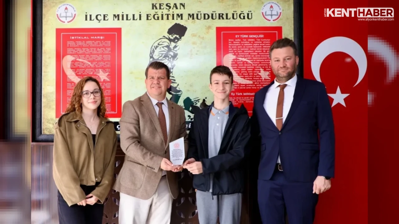 Keşan’da Çevre Temizliğiyle Farkındalık Yaratan Liseliye Müdür Kemik’ten Anlamlı Plaket
