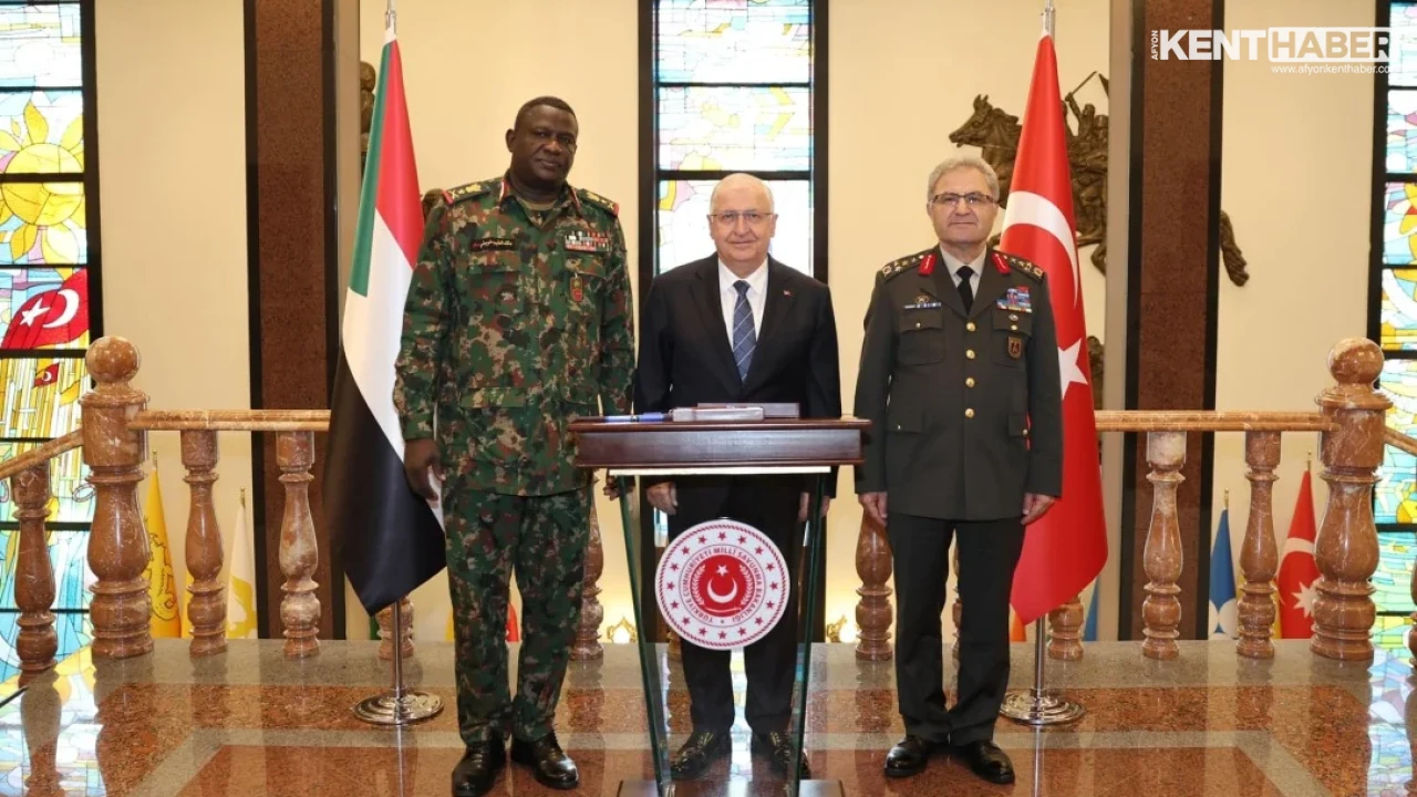 Bakan Yaşar Güler, Sudan Kara Kuvvetleri Komutanı Alneil'i Ankara'da Kabul Etti - Detay Görsel 1