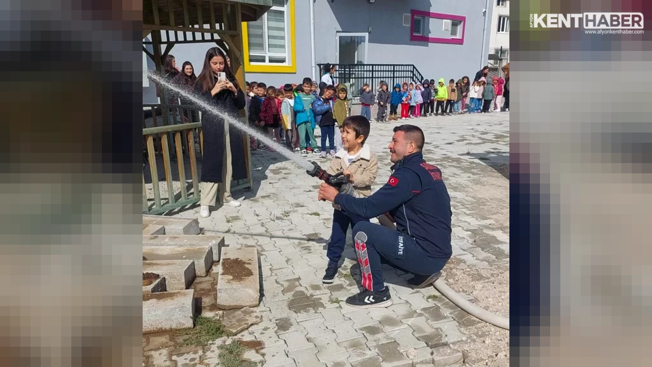 Sandıklı Belediyesi İtfaiye Amirliği'nde Minik Öğrencilere Yangın Güvenliği Eğitimi - Detay Görsel 4