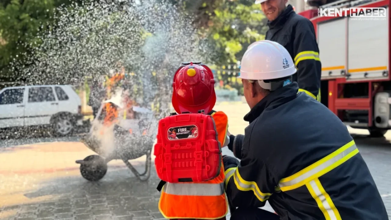 Bolvadin’de Minik Öğrencilere İtfaiyecilerden Uygulamalı Yangın Eğitimi