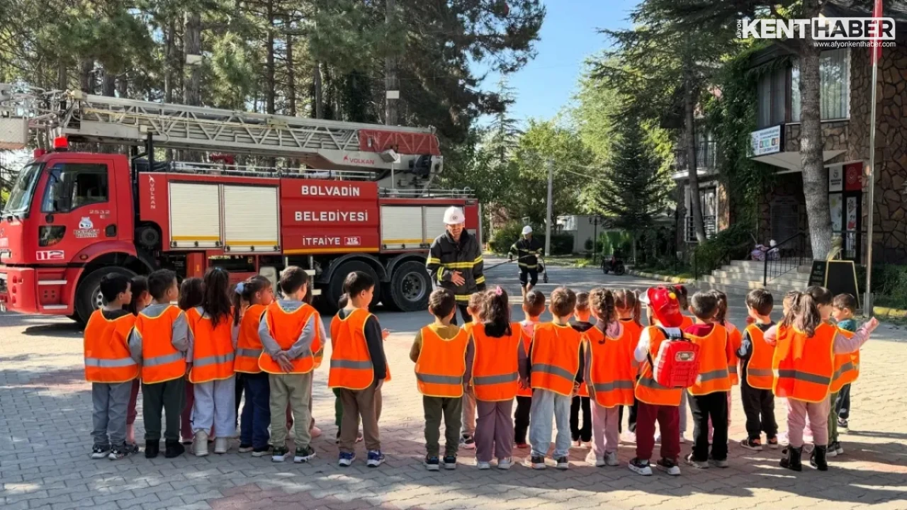 Bolvadin’de Minik Öğrencilere İtfaiyecilerden Uygulamalı Yangın Eğitimi - Detay Görsel 1