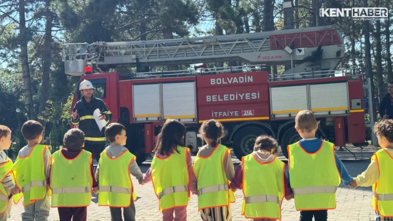 Bolvadin’de Minik Öğrencilere İtfaiyecilerden Uygulamalı Yangın Eğitimi - Detay Görsel 2