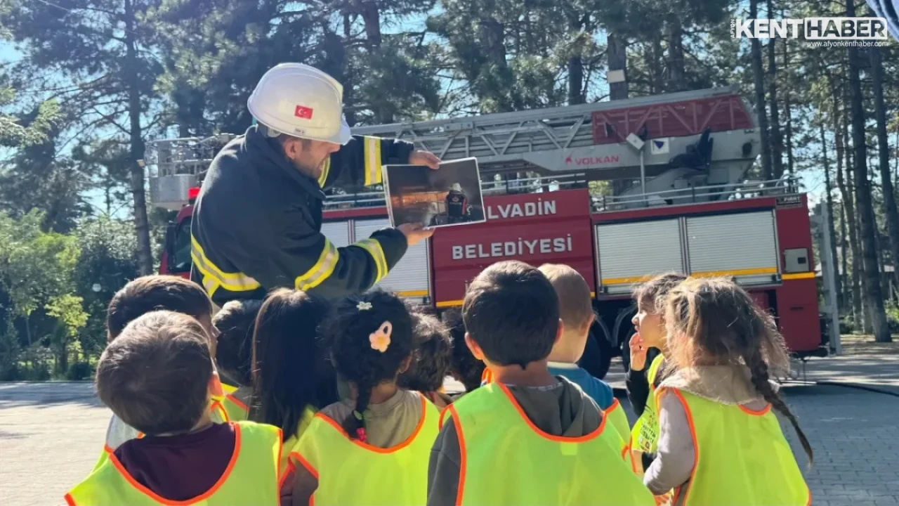 Bolvadin’de Minik Öğrencilere İtfaiyecilerden Uygulamalı Yangın Eğitimi - Detay Görsel 3