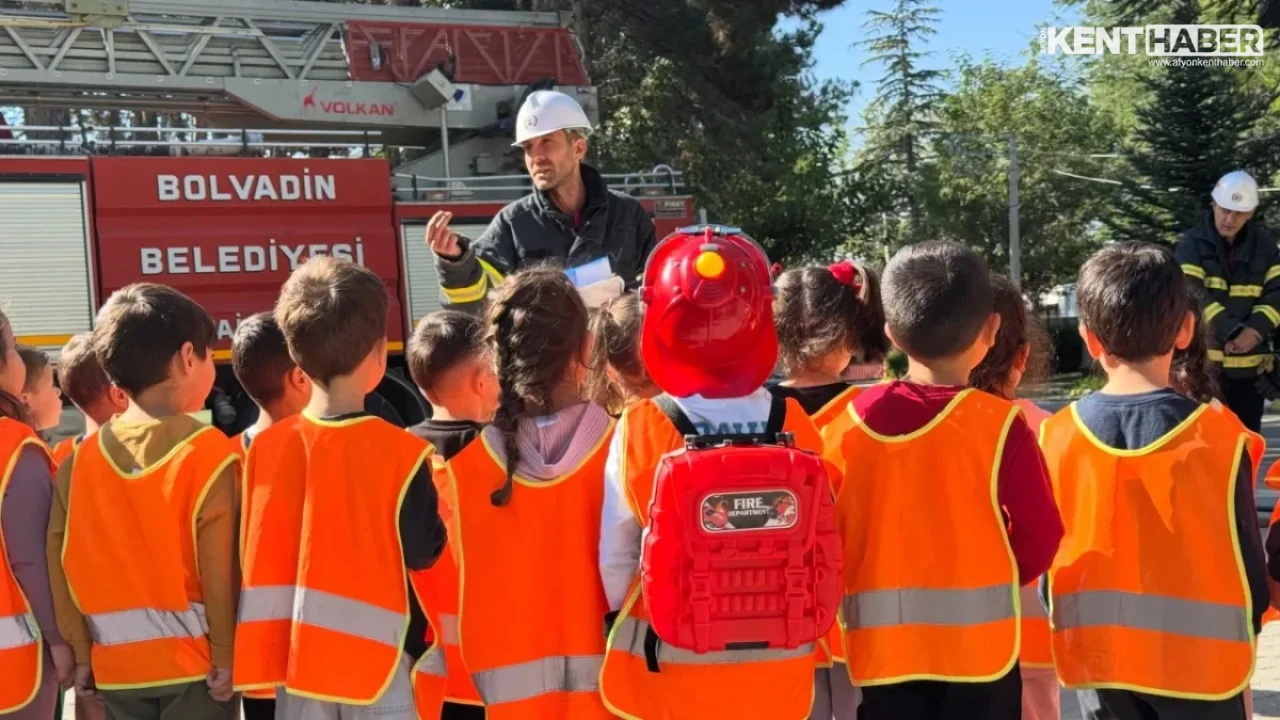 Bolvadin’de Minik Öğrencilere İtfaiyecilerden Uygulamalı Yangın Eğitimi - Detay Görsel 4