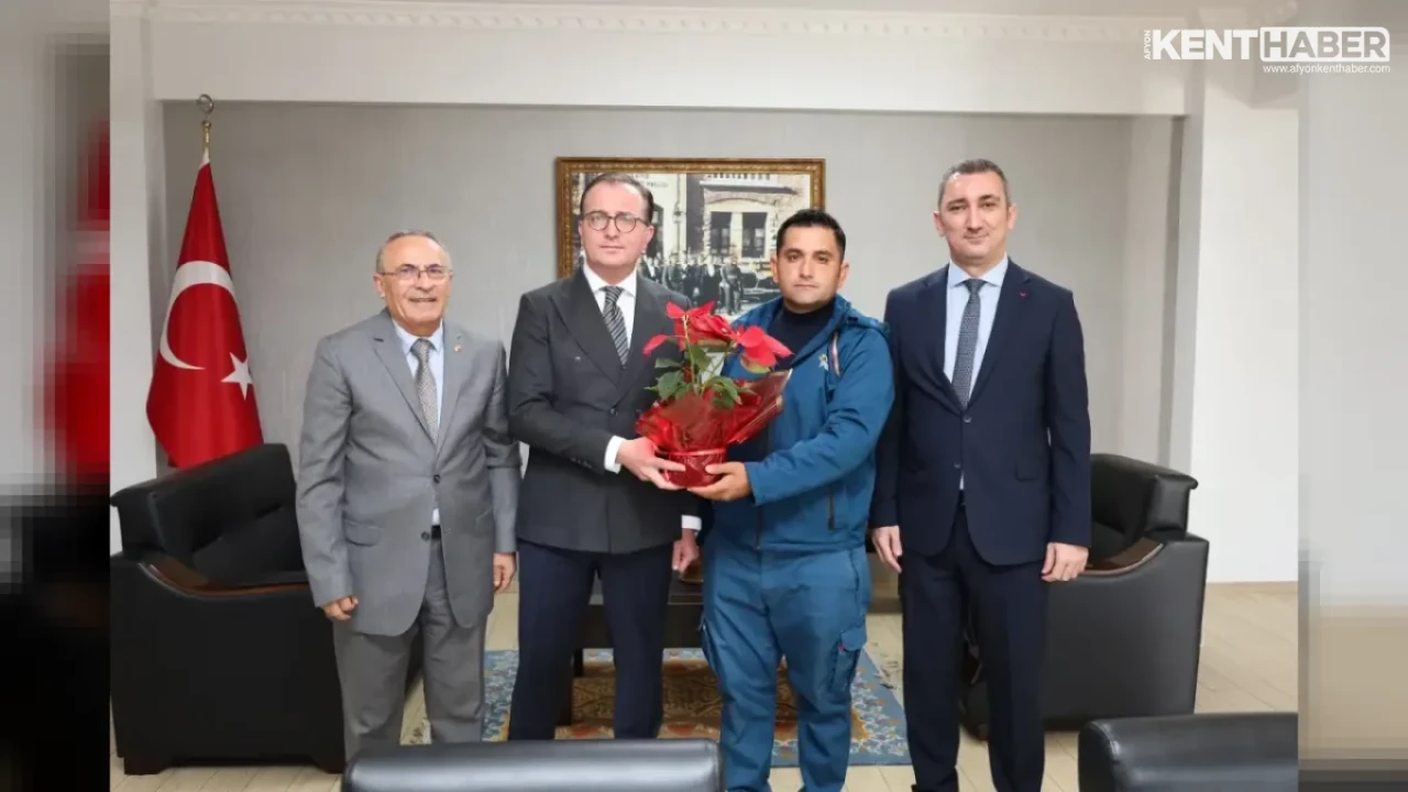 PTT Yetkililerinden Dinar Kaymakamı Mehmet Naim Akgül’e Kuruluş Yıl Dönümü Ziyareti