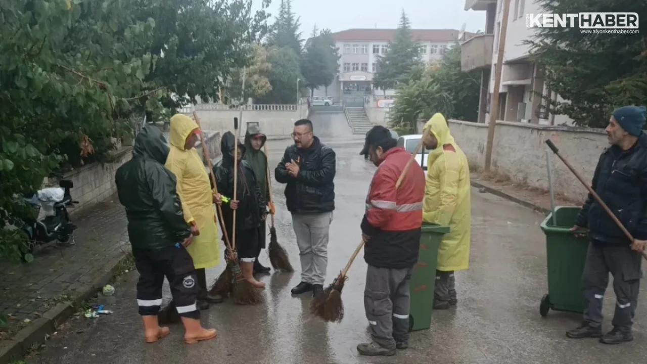 Bolvadin Belediyesi’nden Sağanak Yağışa Rağmen Cirit Mahallesi’nde Temizlik Seferberliği