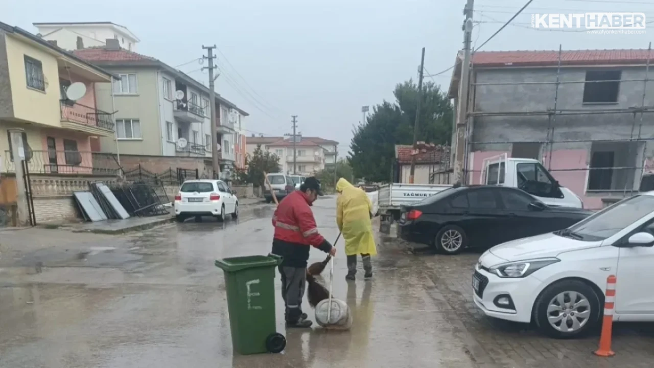 Bolvadin Belediyesi'nden Sağanak Yağışa Rağmen Cirit Mahallesi'nde Temizlik Seferberliği - Detay Görsel 2