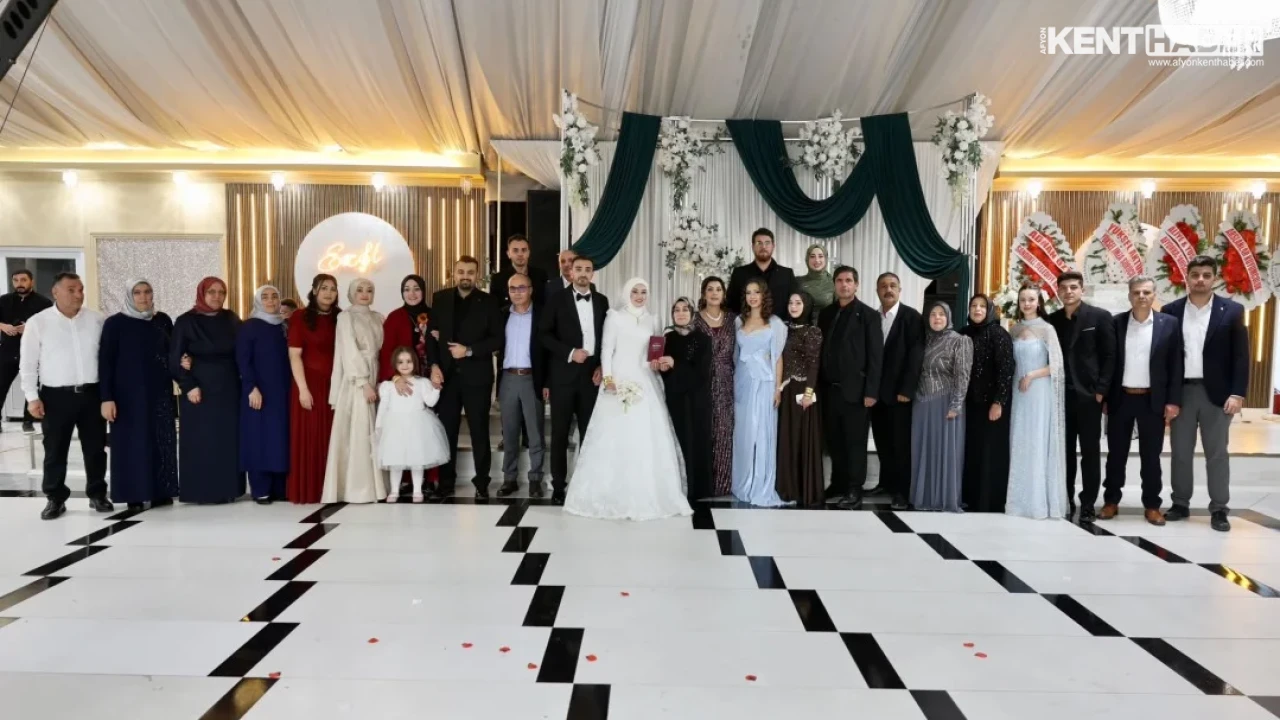 Sandıklı'da Nikâh Merasimleri: Başkan Vekili Sevim Ulusoy Çiftlerin Mutluluğuna Ortak Oldu - Detay Görsel 2