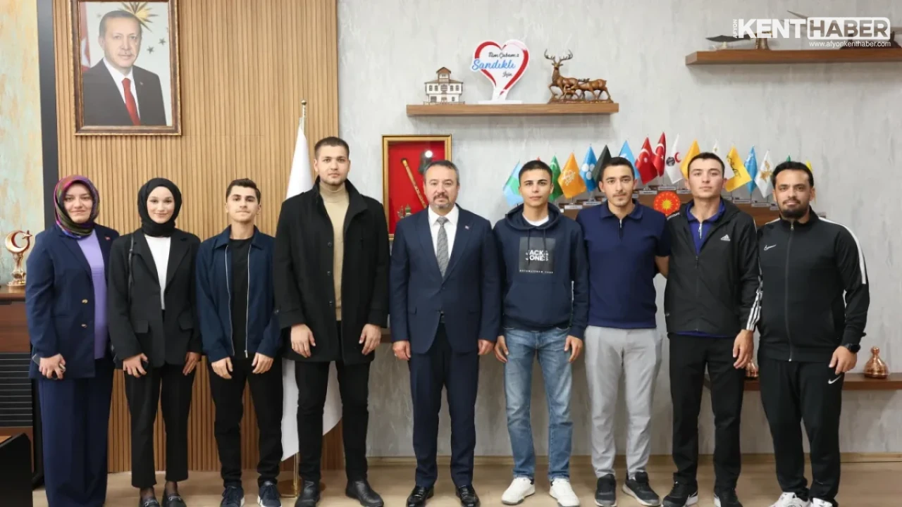 Sandıklı Belediye Başkanı Adnan Öztaş’tan PMYO Mülakatlarını Başarıyla Tamamlayan Kursiyerlere Makamda Kabul