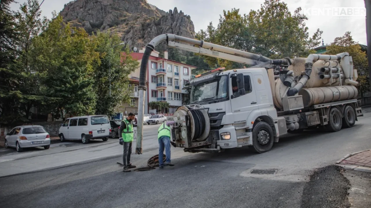 Afyonkarahisar Belediyesinden Şehir Genelinde Yağmur Suyu Hattı Temizliği