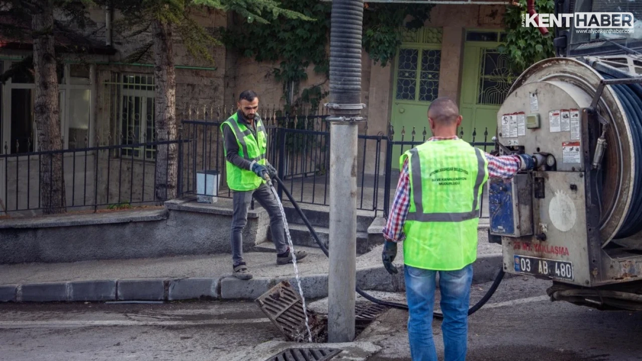 Afyonkarahisar Belediyesinden Şehir Genelinde Yağmur Suyu Hattı Temizliği - Detay Görsel 1