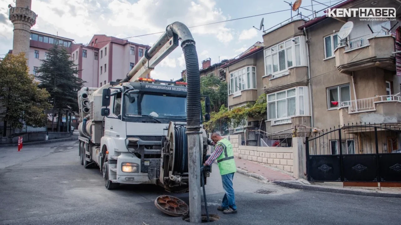 Afyonkarahisar Belediyesinden Şehir Genelinde Yağmur Suyu Hattı Temizliği - Detay Görsel 3