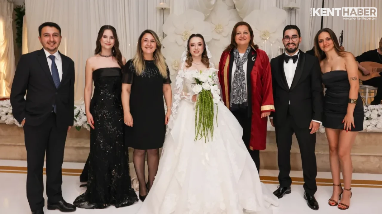 Afyonkarahisar Belediye Başkanı Burcu Köksal Sultan Ceren Çakar ile Gürkan Bal’ın Nikâhını Kıydı