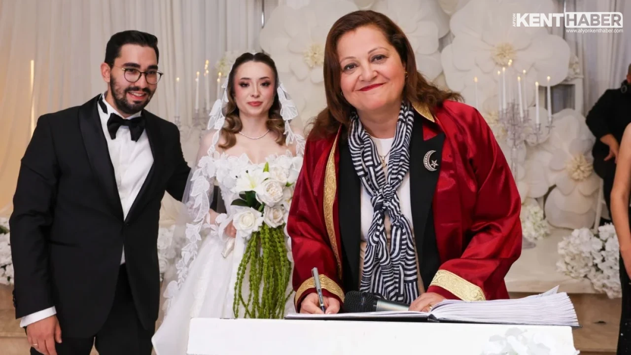 Afyonkarahisar Belediye Başkanı Burcu Köksal Sultan Ceren Çakar ile Gürkan Bal'ın Nikâhını Kıydı - Detay Görsel 2