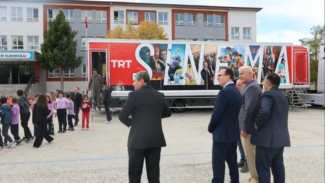 Afyonkarahisar Dinar'da TRT Sinema Tırı Öğrencilerle Buluştu - Afyon Son Dakika - Detay Görsel 3