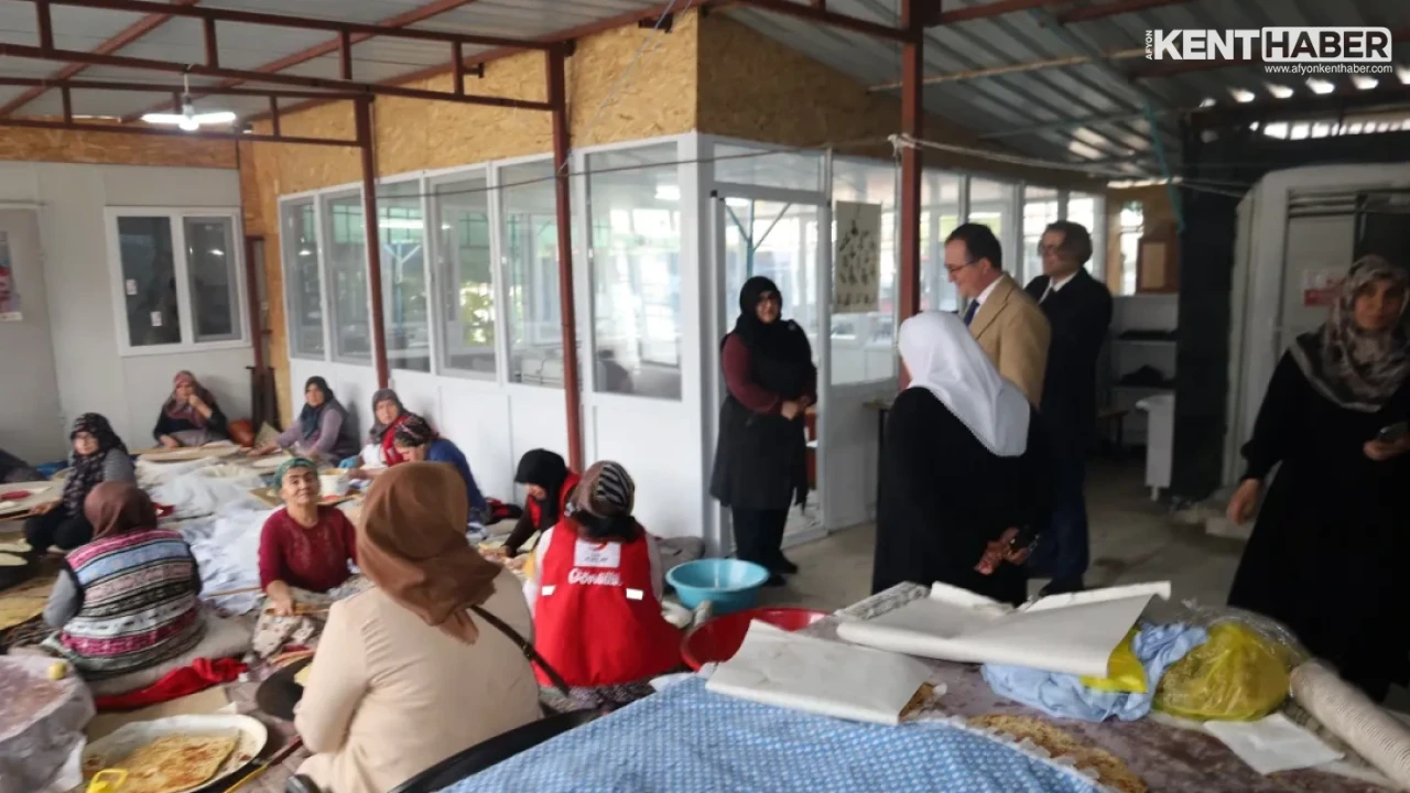 Türk Kızılay Derneği Dinar Temsilciliği tarafından ihtiyaç sahibi aileler yararına düzenlenen gıda kermesine Kaymakamımız... - Görsel 2