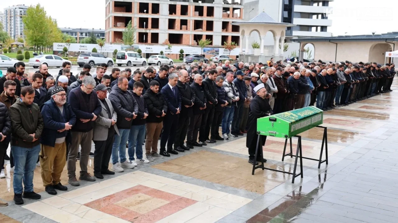 Afyonkarahisar Valisi Dr. Naci Aktaş ve Bakan Yardımcısı Dr. Serdar Çam Cenaze Namazına Katıldı - Detay Görsel 2