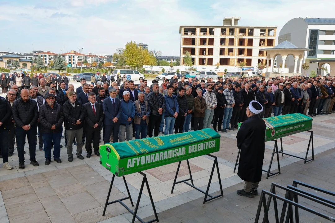 Afyonkarahisar Valisi Dr. Naci Aktaş, Vefat Eden Defterdarlık Personeli İçin Saf Tuttu - Detay Görsel 2